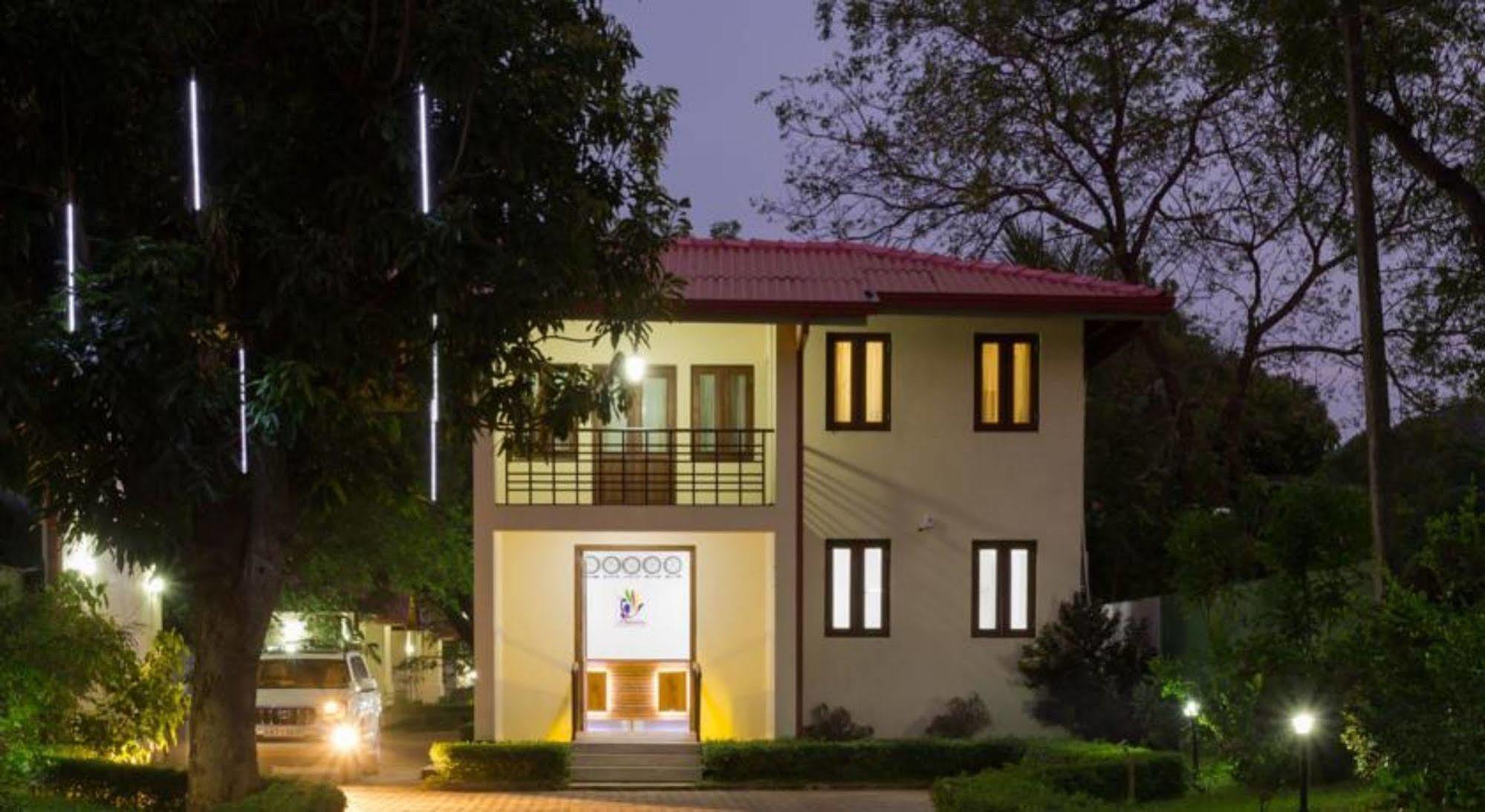 Hotel Chenra Kataragama Exterior foto