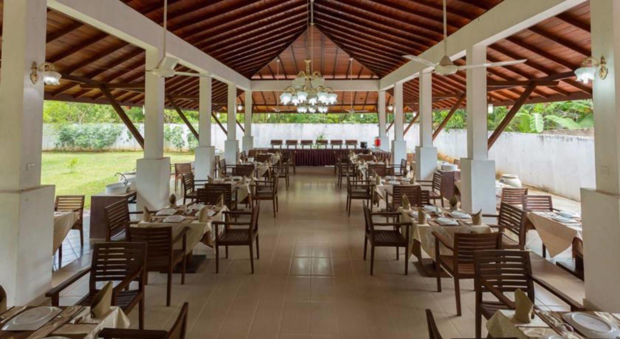 Hotel Chenra Kataragama Exterior foto