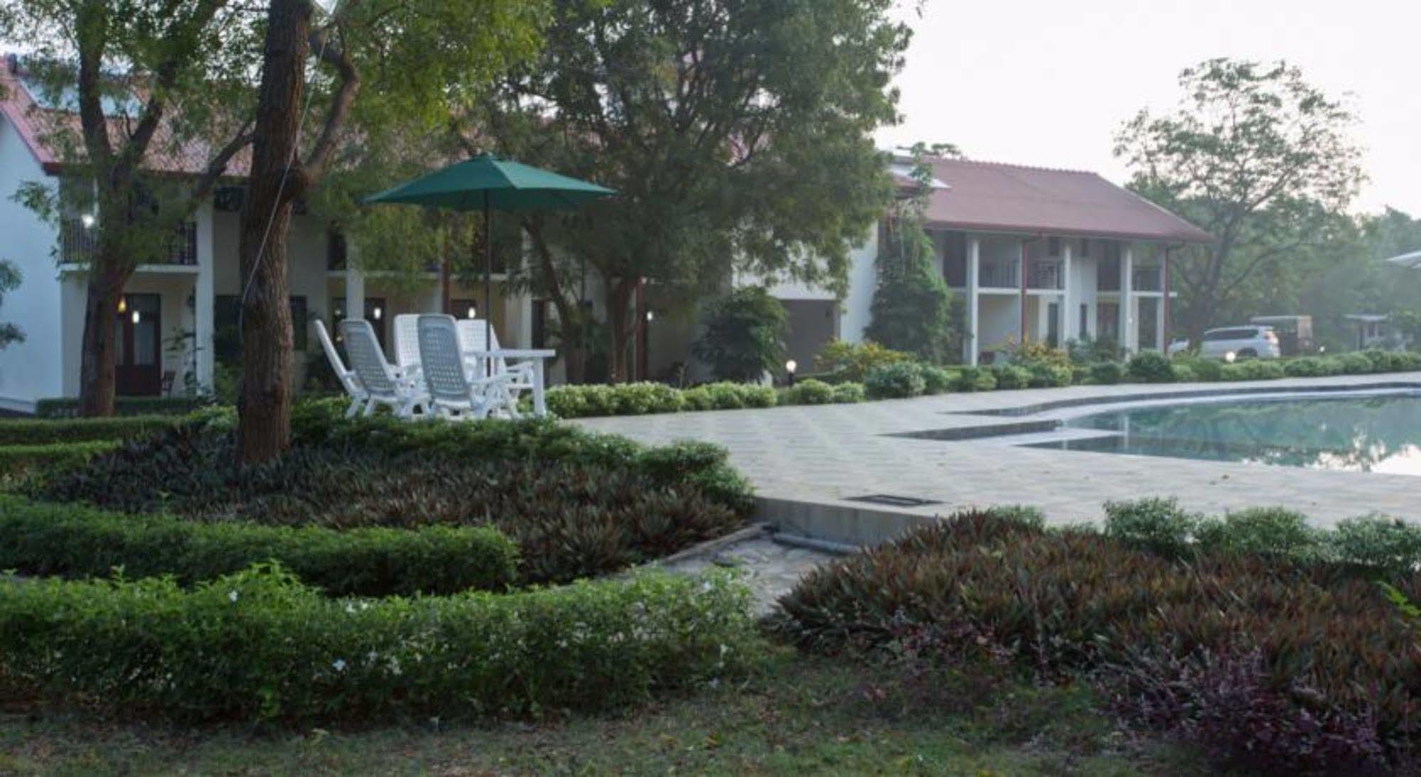 Hotel Chenra Kataragama Exterior foto